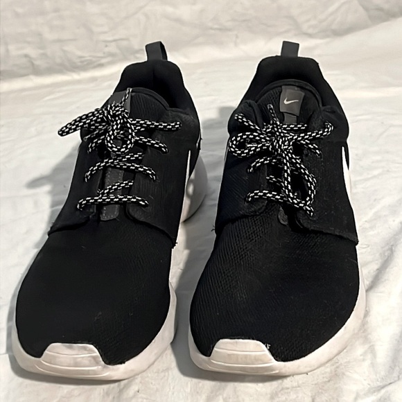Nike Roshe One Black Running Shoe Sneakers Size 10 - Picture 1 of 9